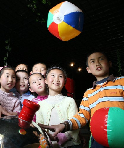 4月26日,在江蘇省泰州市高港區(qū)青少年科普館,小朋友們正在進行“氣流吹球”科普實驗。 當天是世界知識產(chǎn)權日,江蘇泰州市高港實驗小學開展科普實驗大比武活動,學生們通過參加“氣流吹球”、“錐體上滾”等10多項實驗,評比科普“小明星”,增強尊重知識、崇尚科學和保護知識產(chǎn)權的意識,營造鼓勵知識創(chuàng)新的氛圍。 新華社發(fā)(顧俊 攝)