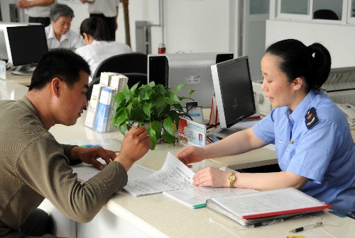 5月7日,涿州市工商局工作人員在為企業(yè)辦理相關手續(xù)。 河北省涿州市從市財政撥款30萬元作為注冊基金,對涉及企業(yè)登記注冊、變更的費用實行“政府買單”,以支持企業(yè)發(fā)展,鼓勵創(chuàng)業(yè)。該政策從2009年1月底實行以來,目前已受理各類企業(yè)登記注冊165戶、各類企業(yè)變更180戶,按目前國家規(guī)定的收費標準來計算,兩項一共免收10萬多元。 新華社記者鞏志宏攝