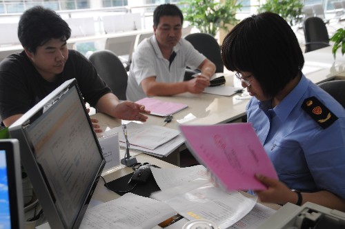 5月7日,涿州市工商局工作人員在為企業(yè)辦理相關手續(xù)。 新華社記者 鞏志宏 攝