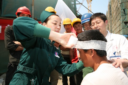 5月7日,急救人員向建筑工人演示頭部外傷簡(jiǎn)易包扎方法。 當(dāng)日,湖北省襄樊市紅十字醫(yī)院組織醫(yī)務(wù)人員,到市區(qū)一建筑工地開展急救知識(shí)培訓(xùn),向建筑工人們傳授急救常識(shí),迎接5月8日世界紅十字日。 新華社發(fā)(龔波 攝)