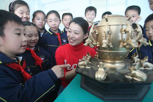 5月11日,濟(jì)南市大明湖小學(xué)的老師向?qū)W生講解地震知識(shí)。當(dāng)日,濟(jì)南許多小學(xué)組織開展防震防災(zāi)安全知識(shí)培訓(xùn)和避震應(yīng)急疏散逃生演練,增強(qiáng)師生們的防震減災(zāi)意識(shí),學(xué)習(xí)應(yīng)急避震知識(shí),提高緊急避險(xiǎn)、自救逃生的應(yīng)變能力。 新華社發(fā)