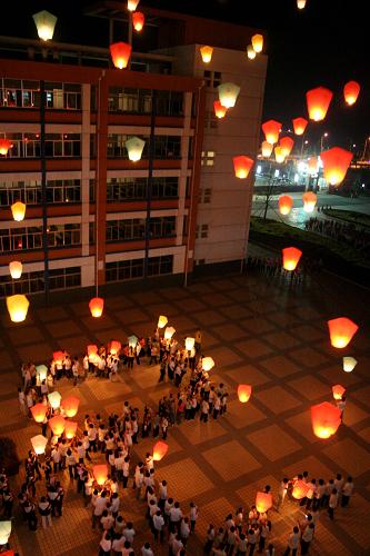 5月10日晚,安徽含山中學(xué)學(xué)生放飛寫有對(duì)汶川地震災(zāi)區(qū)人民美好祝愿的孔明燈。當(dāng)日,安徽省含山中學(xué)開展以“放飛心愿、祈福汶川”為主題的汶川地震一周年紀(jì)念活動(dòng),數(shù)百名中學(xué)生共同放飛孔明燈,祭奠汶川大地震中的遇難者,為災(zāi)區(qū)人民祈愿。 新華社發(fā)