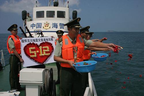 5月11日上午,海南邊防總隊(duì)海警二支隊(duì)官兵在海上開展“5·12”海上花祭紀(jì)念活動(dòng)。當(dāng)日上午,為紀(jì)念汶川地震一周年,海南邊防總隊(duì)海警二支隊(duì)官兵親手制作了寫有“5·12”字樣的心形圖案畫板,將512朵菊花、康乃馨、玫瑰撒向海面,以悼念逝者。 新華社發(fā)