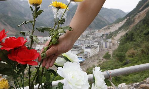 5月10日,一名群眾在北川老縣城悼念地震遇難者。當(dāng)日下午14時(shí)至5月13日15時(shí),北川老縣城管制區(qū)域在汶川地震一周年之際再度有限開放,方便當(dāng)?shù)厝罕婇_展祭奠活動(dòng)。 新華社發(fā)