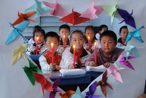 5月11日,哈爾濱市錢塘小學(xué)的學(xué)生們折紙鶴悼念汶川大地震逝者。當(dāng)日,為紀(jì)念汶川地震一周年,哈爾濱團(tuán)市委、哈爾濱市消防支隊(duì)和錢塘小學(xué)聯(lián)合舉行防震減災(zāi)演習(xí),錢塘小學(xué)的學(xué)生們通過演習(xí)提高緊急避險(xiǎn)、自救逃生和應(yīng)變能力。同時(shí),學(xué)校還組織學(xué)生們舉行汶川地震紀(jì)念活動(dòng)悼念逝者。 新華社發(fā)