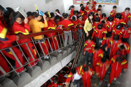 5月11日,學(xué)生們?cè)诶蠋煹闹敢卵菥毦o急逃生。當(dāng)日,為紀(jì)念汶川地震一周年,河北邢臺(tái)新華南路小學(xué)開展應(yīng)急疏散和逃生自救演練,提高緊急避險(xiǎn)、自救逃生和應(yīng)變能力。 新華社發(fā)