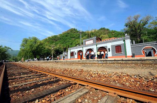 5月13日,游客在京張鐵路青龍橋車(chē)站參觀。當(dāng)日,由首都博物館和北京鐵路局在北京延慶縣八達(dá)嶺鎮(zhèn)青龍橋車(chē)站共同舉辦的“工業(yè)遺產(chǎn)——京張鐵路青龍橋車(chē)站”展覽開(kāi)幕。京張鐵路是我國(guó)第一條由中國(guó)人自主設(shè)計(jì)施工與管理的干線(xiàn)鐵路,青龍橋車(chē)站是京張鐵路的重要組成部分,具有百年歷史,目前仍在正常使用,是中國(guó)近代工業(yè)遺產(chǎn)的代表之一。此次展覽以青龍橋車(chē)站及其周邊現(xiàn)有的歷史建筑遺存為展示重點(diǎn),旨在再現(xiàn)京張鐵路青龍橋車(chē)站百年前面貌,見(jiàn)證京張鐵路的歷史變遷,追憶詹天佑的卓越才能和崇高精神。新華社記者 羅曉光 攝