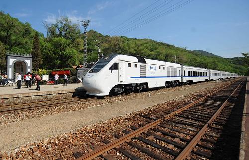 5月13日,列車(chē)??吭谥两袢哉J褂玫陌倌昀险揪堣F路青龍橋車(chē)站。 新華社記者 羅曉光 攝