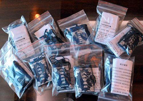 這是新一代的“九味防瘟散”(5月12日攝)。北京藏醫(yī)院充分發(fā)揮藏醫(yī)藥優(yōu)勢,最近推出的新一代“九味防瘟散”,經(jīng)北京市中醫(yī)藥管理局推薦,開始向北京地區(qū)防疫一線工作人員以及四川和甘肅地震災(zāi)區(qū)贈(zèng)送,并開始部分銷售。這種用烏頭、麝香等配成的香囊藥包,是通過藥物的揮發(fā)氣味對鼻腔和呼吸道黏膜進(jìn)行刺激,激發(fā)人體的免疫力和調(diào)節(jié)機(jī)制,以達(dá)到預(yù)防呼吸道傳染病的效果。在2003年抗擊“非典”時(shí)研制成功的“九味防瘟散”,曾為預(yù)防“非典”疾病發(fā)揮過作用。 新華社記者 唐召明 攝