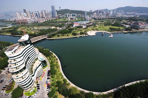 廈門(mén)白鷺洲公園一帶風(fēng)景如畫(huà)(5月14日攝)。以“擴(kuò)大民間交流、加強(qiáng)兩岸合作、促進(jìn)共同發(fā)展”為主題的“海峽論壇”將于5月15日至22日在福建舉行。廈門(mén)作為論壇開(kāi)幕式舉辦城市已裝扮一新,迎接盛會(huì)。新華社記者 姜克紅 攝