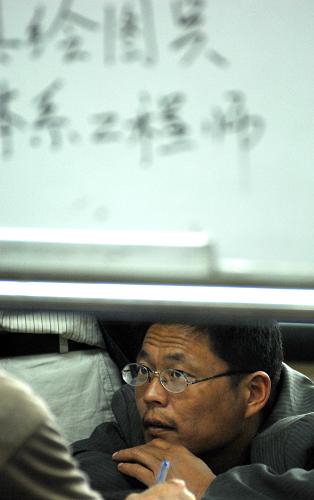 5月14日,一位求職者在招聘會(huì)現(xiàn)場(chǎng)查詢(xún)招聘信息。新華社發(fā)(郭晨 攝)