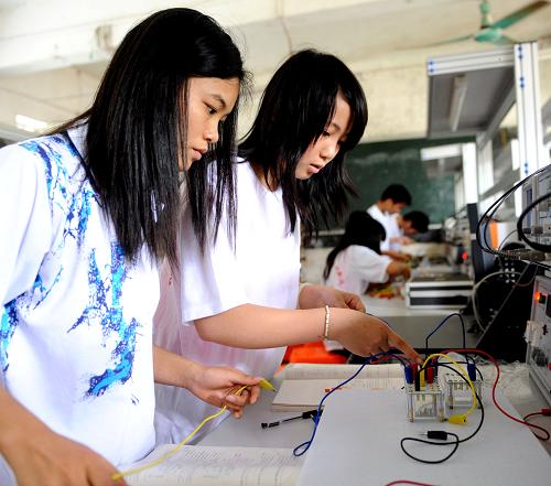 5月12日,來自廣西上思和浦北縣的兩名農(nóng)村青年在欽州市機電工程學(xué)校學(xué)習(xí)電子維修知識。廣西全區(qū)跨縣以上轉(zhuǎn)移就業(yè)的農(nóng)民工有791萬人,2008年下半年以來,返鄉(xiāng)農(nóng)民工就超過286萬人。為解決返鄉(xiāng)農(nóng)民工就業(yè)難題,廣西壯族自治區(qū)、市、縣三級政府共同出資逾5億元,用于開展各類就業(yè)創(chuàng)業(yè)培訓(xùn),提高農(nóng)民工就業(yè)創(chuàng)業(yè)能力。新華社記者 張愛林 攝
