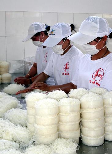 5月25日,云南大姚縣一家企業(yè)的職工正在包裝產(chǎn)品。大姚縣盛產(chǎn)桃核、蜂蜜、粉絲等,具有發(fā)展農(nóng)副產(chǎn)品加工業(yè)的優(yōu)越條件。農(nóng)行云南省分行大力助推當(dāng)?shù)靥厣a(chǎn)業(yè)發(fā)展,先后貸款1000多萬(wàn)元,支持中小企業(yè)進(jìn)行產(chǎn)品深加工,使大姚縣的農(nóng)副產(chǎn)品遠(yuǎn)銷國(guó)內(nèi)外,農(nóng)民增收顯著。新華社發(fā)(梁志強(qiáng)攝)