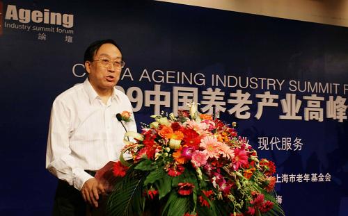 5月28日,中國(guó)老齡事業(yè)發(fā)展基金會(huì)會(huì)長(zhǎng)李寶庫(kù)在高峰論壇開(kāi)幕式上致辭。當(dāng)日,2009中國(guó)養(yǎng)老產(chǎn)業(yè)高峰論壇在上海親和源老年公寓隆重舉行。本次論壇以“養(yǎng)老產(chǎn)業(yè) 現(xiàn)代服務(wù)”為主題,邀請(qǐng)了國(guó)內(nèi)外知名專家、從事養(yǎng)老產(chǎn)業(yè)的企業(yè)家、政府官員等參加,就中國(guó)養(yǎng)老服務(wù)體系的構(gòu)建、養(yǎng)老產(chǎn)業(yè)的發(fā)展、養(yǎng)老護(hù)理的最新理念與技術(shù)、養(yǎng)老產(chǎn)業(yè)與服務(wù)業(yè)的關(guān)系等問(wèn)題進(jìn)行研討。新華社發(fā)