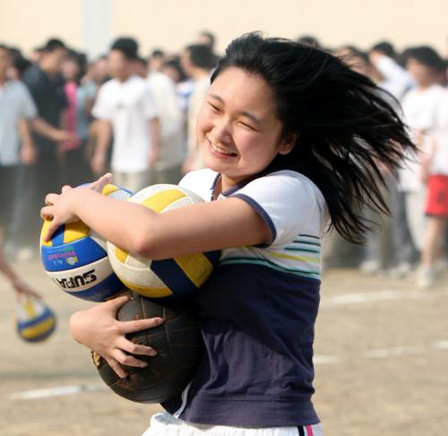 6月2日,湖北省襄樊市第五中學的高三學生參加抱球跑比賽。2009年高考已進入倒計時,襄樊市第五中學舉辦趣味運動會為考生“減壓”,讓學生以良好的心態(tài)迎接高考。 新華社發(fā)(劉濤 攝)