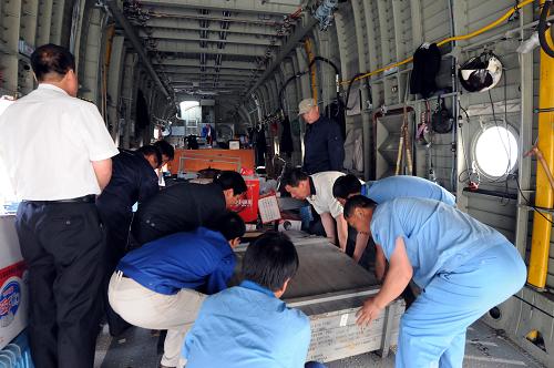 6月7日,工作人員在哈飛機(jī)場為米-26重型直升機(jī)裝載相關(guān)設(shè)備。 新華社發(fā)(劉洋 攝)