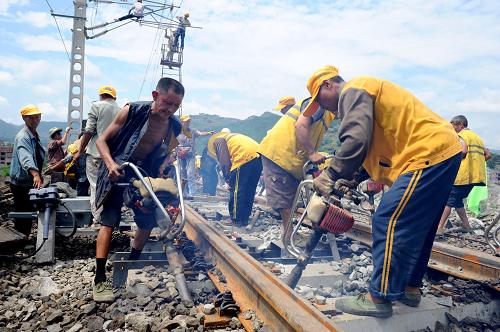 6月8日,鐵路施工人員在襄渝線旬陽至呂河站間施工。 當(dāng)日,襄渝二線安康鐵路樞紐旬陽至安康自動(dòng)閉塞改造工程提前開通投用。安康鐵路樞紐地處入川通道重要咽喉,自動(dòng)閉塞改造工程對于提升入川通道運(yùn)輸能力,支援四川災(zāi)區(qū)恢復(fù)重建具有十分重要的意義。新華社發(fā)(唐振江 攝)