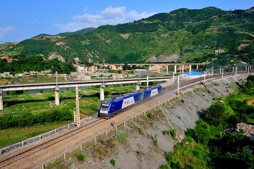 6月8日,一列貨物列車通過剛剛完成自動(dòng)閉塞改造的旬陽至呂河站區(qū)間。新華社發(fā)(唐振江 攝)