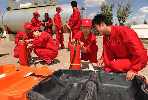6月12日,中國石油長慶油田采油三廠紅井子采油作業(yè)區(qū)的職工在進(jìn)行安全應(yīng)急演練。近日,中國石油長慶油田采油三廠結(jié)合全國“安全生產(chǎn)月”活動(dòng),開展強(qiáng)化安全保生產(chǎn)工作,采取標(biāo)準(zhǔn)化培訓(xùn)、周安全員制度并進(jìn)行定期安全應(yīng)急演練等形式,形成一套系統(tǒng)的安全管理體系,為油田安全生產(chǎn)奠定堅(jiān)實(shí)基礎(chǔ)。新華社記者 王鵬 攝