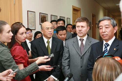 6月19日,在烏克蘭首都基輔,烏克蘭副總理瓦休尼克(右二)與中國(guó)對(duì)外承包工程商會(huì)副會(huì)長(zhǎng)遲長(zhǎng)海(右一)回答記者提問(wèn)。瓦休尼克說(shuō),烏克蘭希望能以國(guó)家擔(dān)保形式吸引中方貸款,并歡迎中國(guó)企業(yè)積極參與烏克蘭的大型基礎(chǔ)設(shè)施項(xiàng)目建設(shè)。烏克蘭2012年將與波蘭聯(lián)合舉辦歐錦賽。 新華社記者宋宗利攝