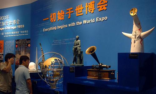 7月5日,參觀者在觀看展覽。當(dāng)日,“走進(jìn)世博會——中國2010年上海世博會暨世博會歷史回顧展覽”在首都博物館。展覽通過模型、圖片、實物等方式介紹了上海世博會籌備工作的最新進(jìn)展,以及世博會發(fā)展歷史。新華社記者 公磊 攝