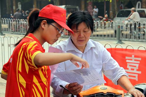 7月15日,在河南省博愛縣中山路,河南工業(yè)大學(xué)經(jīng)貿(mào)學(xué)院的學(xué)生向行人宣傳預(yù)防甲型H1N1流感常識。這次宣傳是這些學(xué)生“關(guān)注山區(qū)民生,助推農(nóng)村發(fā)展”暑期實踐活動中的一項。他們還將舉行為山區(qū)孩子捐贈學(xué)習(xí)用品等多項社會實踐活動。新華社發(fā)(程全 攝)