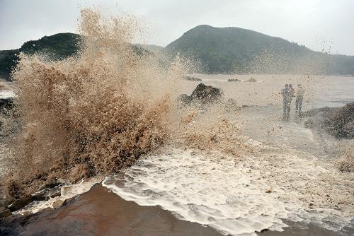 8月8日,巨浪正沖向浙江省蒼南縣霞關(guān)鎮(zhèn)的一條海邊馬路。新華社記者 王定昶 攝