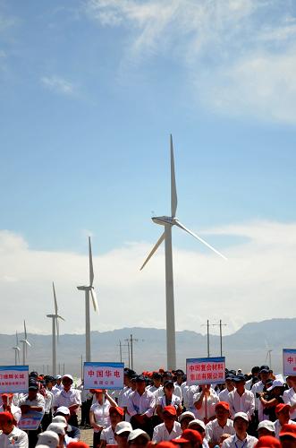 這是酒泉千萬千瓦級風電基地一期工程開工儀式(8月8日攝)。新華社記者 聶建江 攝