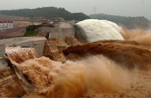 黃河小浪底水庫進(jìn)行調(diào)水調(diào)沙的壯觀場景(2007年7月4日攝)。記者從黃河水利委員會獲悉:8月12日上午8時(shí),黃河入海流量413立方米每秒。這標(biāo)志著黃河實(shí)現(xiàn)了連續(xù)10年不斷流。在經(jīng)歷了上個(gè)世紀(jì)八九十年代頻繁斷流的危機(jī)后,古老的黃河重新煥發(fā)出勃勃生機(jī),再次呈現(xiàn)出“黃河之水天上來,奔流到海不復(fù)回”的景象。新華社記者 王頌 攝