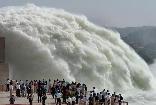 在黃河小浪底大壩附近,游客們在感受“黃河之水天上來”的意境(2006年6月18日攝)。新華社記者 王頌 攝