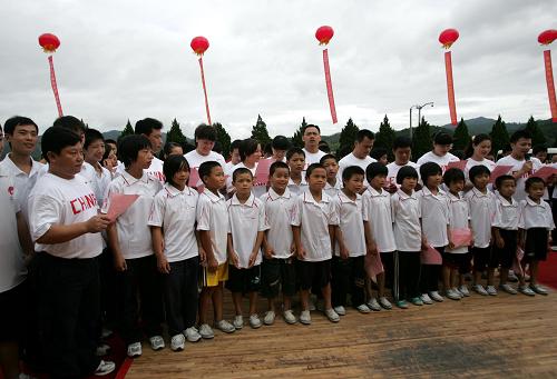 8月12日,奧運冠軍和后備人才在龍巖古田會議舊址前宣讀誓詞。當日,國家體育總局局長劉鵬帶領(lǐng)中國舉重隊20位奧運冠軍來到福建革命老區(qū)龍巖,參觀了古田會議舊址,兩屆奧運會冠軍劉春紅在古田會議舊址前發(fā)出倡議,倡議所有獲得奧運會冠軍的運動員每年至少拿出7天的時間,作為志愿者為群眾提供力所能及的服務(wù)和幫助。奧運冠軍們還與當?shù)厝罕姾团e重后備人才進行了交流互動。新華社記者金怡攝
