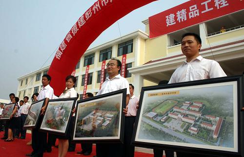 8月13日,福建援建彭州首批竣工學(xué)校的負(fù)責(zé)人展示學(xué)校效果圖。當(dāng)日,福建援建四川彭州災(zāi)區(qū)的首批9所學(xué)??⒐げ⒔桓妒褂?。這九所學(xué)校分別是成都石室白馬中學(xué)、彭州敖平中學(xué)、成都石化工業(yè)學(xué)校、彭州清平中學(xué)、彭州九尺中學(xué)、彭州利安中學(xué)、彭州西郊小學(xué)、彭州利安小學(xué)、彭州清平小學(xué)等。這9所學(xué)校均按8度抗震設(shè)計(jì),總建筑面積近14萬(wàn)平方米,總投資超過(guò)3.5億元,可解決13500名學(xué)生就學(xué)問(wèn)題。新華社記者 劉海 攝