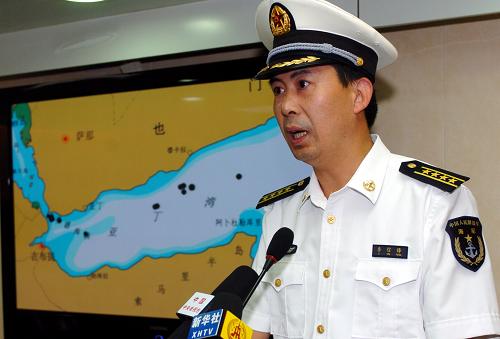 8月12日,中國(guó)海軍護(hù)航編隊(duì)新聞發(fā)言人李信鋒大校在“舟山”艦上舉行的新聞發(fā)布會(huì)上介紹近期索馬里海盜活動(dòng)情況。當(dāng)日,中國(guó)海軍第三批護(hù)航編隊(duì)在“舟山”艦上舉行隨艦記者首次新聞發(fā)布會(huì),中國(guó)海軍護(hù)航編隊(duì)新聞發(fā)言人李信鋒海軍大校首次公開(kāi)亮相。新華社記者郭剛攝