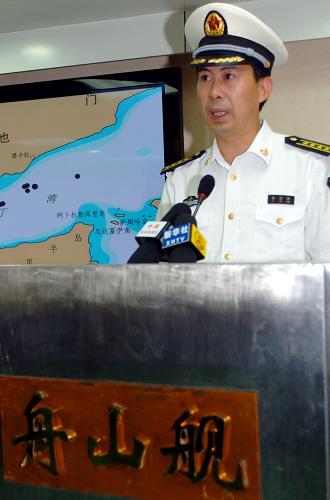 8月12日,中國(guó)海軍護(hù)航編隊(duì)新聞發(fā)言人李信鋒大校在“舟山”艦上舉行的新聞發(fā)布會(huì)上介紹近期索馬里海盜活動(dòng)情況。當(dāng)日,中國(guó)海軍第三批護(hù)航編隊(duì)在“舟山”艦上舉行隨艦記者首次新聞發(fā)布會(huì),中國(guó)海軍護(hù)航編隊(duì)新聞發(fā)言人李信鋒海軍大校首次公開(kāi)亮相。新華社記者郭剛攝