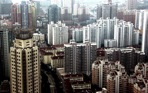 這是上海市中心商品房樓群(7月22日攝)。上海市統(tǒng)計局最新公布的數(shù)據(jù)顯示,1至7月,上海商品房銷售面積為1905.43萬平方米,比2008年同期增長37.9%。新華社記者張明攝