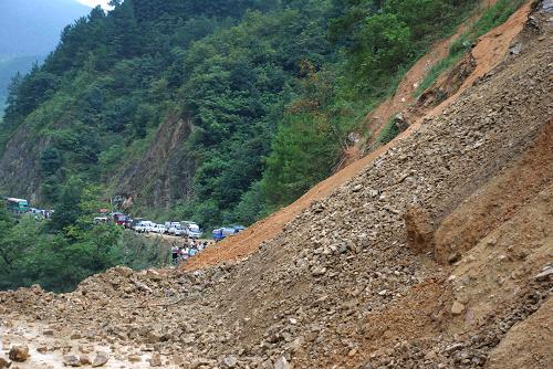 8月14日,車輛在貴州省榕江縣321國道山體滑坡處附近滯留。 新華社發(fā)(陳沛亮 攝)