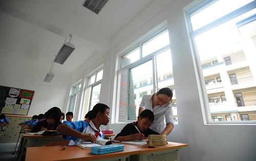 9月1日,在成都市都江堰七一聚源中學(xué),學(xué)生們在新教室里上課。當(dāng)日,由中組部抗震救災(zāi)“特殊黨費”援建的都江堰七一聚源中學(xué)落成暨開學(xué)典禮隆重舉行。該校占地80畝,48個教學(xué)班,是一所可容納2160名學(xué)生的全日制寄宿式學(xué)校。新華社記者江宏景攝