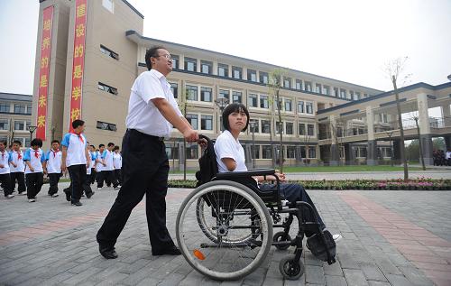 9月1日,在成都市都江堰七一聚源中學(xué),一名在地震中致殘的中學(xué)生準(zhǔn)備參加開學(xué)典禮。新華社記者江宏景攝