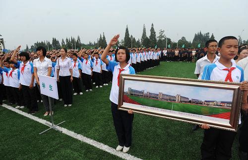 9月1日,在成都市都江堰七一聚源中學(xué)開學(xué)典禮上,全體學(xué)生向國旗敬禮。新華社記者江宏景攝