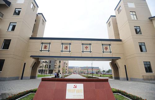 9月1日,成都市都江堰七一聚源中學(xué)一角。新華社記者江宏景攝