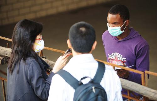 9月16日,一位外國(guó)留學(xué)生(右)戴著口罩接受記者采訪。新華社記者 王建威 攝