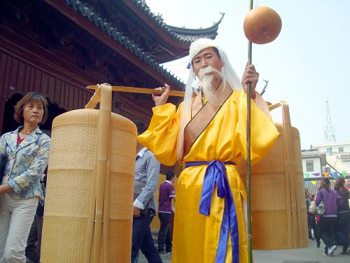 10月10日,一位扮成老壽星的姑蘇竹編藝人在中國民間手工藝藝術(shù)節(jié)上展示竹扁擔(dān)。當(dāng)日,為期9天的蘇州“盛世觀前”第三屆中國民間手工藝藝術(shù)節(jié)在蘇州觀前街玄妙廣場拉開帷幕。來自國內(nèi)26個省、市、區(qū)的100余名民間手工藝人在藝術(shù)節(jié)上展示絕技,吸引了市民及游客前來觀看。新華社發(fā)(王建康 攝)
