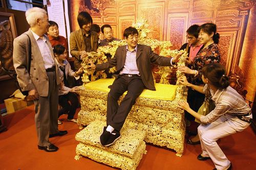 10月29日,在杭州舉行的工藝美術(shù)大師作品博覽會(huì)上,參觀者踴躍體驗(yàn)銅雕大師朱炳仁的作品《萬(wàn)龍椅》。當(dāng)日,第十屆中國(guó)工藝美術(shù)大師作品暨國(guó)際藝術(shù)精品博覽會(huì)在杭州和平國(guó)際會(huì)展中心開幕,共有來(lái)自全國(guó)各地的400多家工藝美術(shù)企業(yè)及380多位國(guó)家和省市級(jí)工藝美術(shù)大師參展。新華社發(fā)(許卓恒 攝)