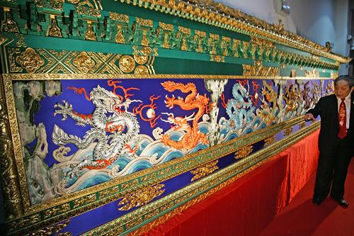 10月29日在杭州舉行的工藝美術(shù)大師作品博覽會(huì)上拍攝的《九龍壁》。新華社發(fā)(許卓恒 攝)
