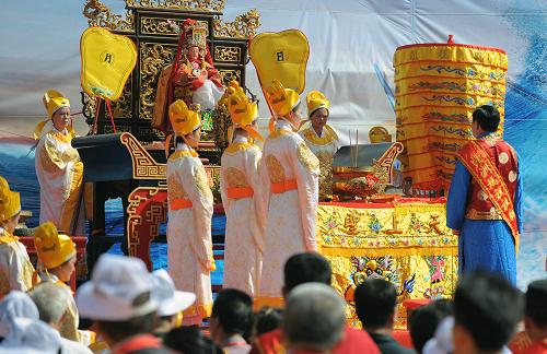 11月1日,湄洲媽祖文化旅游節(jié)上舉行祭典媽祖活動。當(dāng)日,以慶祝媽祖信俗成功申報人類非物質(zhì)文化遺產(chǎn)為主要活動內(nèi)容的第十一屆中國湄洲媽祖文化旅游節(jié)在媽祖故鄉(xiāng)福建湄洲島開幕。來自海內(nèi)外26個國家和地區(qū)的萬余名中華兒女齊聚湄洲島,圍繞“同謁媽祖,共享平安”的主題,舉行包括媽祖祭典、海峽媽祖文化旅游推介會和第五屆湄洲媽祖海峽論壇等內(nèi)容的活動。新華社記者姜克紅攝