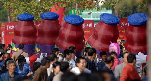 11月1日,一家果汁企業(yè)派出的廣告卡通人走在楊凌街道上。新華社記者 丁海濤攝