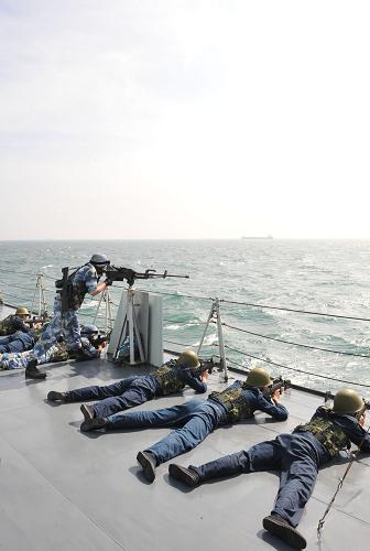 10月31日,特戰(zhàn)隊員演練輕武器對海射擊。新華社記者 楊志剛攝