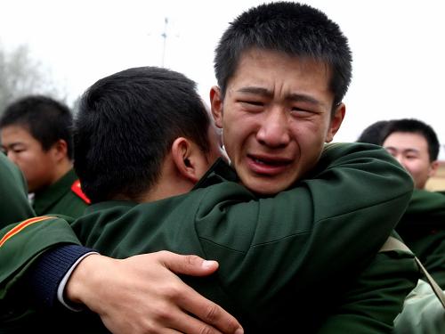 11月24日,秦皇島邊防檢查站即將退伍的老戰(zhàn)士相擁告別。新華社記者 楊世堯 攝
