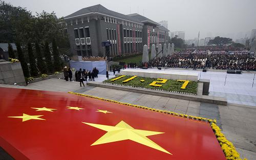 11月26日,參加紀(jì)念儀式的人們?cè)诩t巖魂廣場(chǎng)集會(huì)。新華社記者楊磊攝