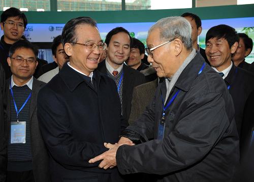 11月28日至29日,中共中央政治局常委、國務院總理溫家寶到上海、江蘇考察工作。這是11月28日,溫家寶在中科院上海硅酸鹽研究所考察時同老科學家親切握手。新華社記者饒愛民攝